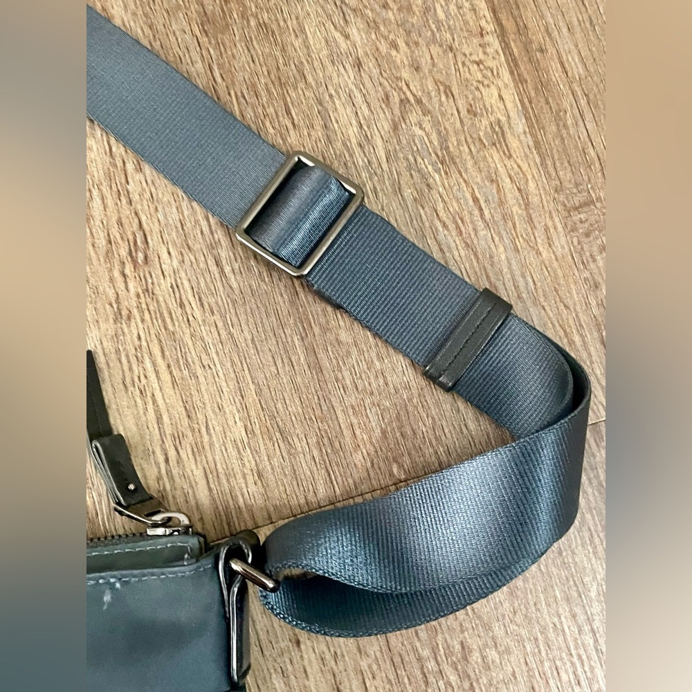 TUMI Voyageur Capri Crossbody Shoulder Bag Gray Nylon Travel Neutral Classic - Picture 11 of 16